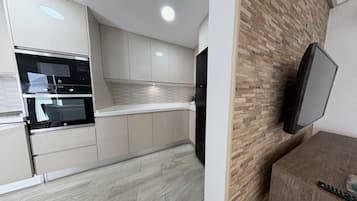 Een koelkast, een microgolfoven, een oven, een vaatwasser