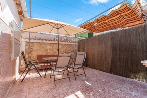 Outdoor dining - Holiday Home 'Antique Spanish Villa' with Private Terrace, Wi-Fi and Air Conditioning (Guardamar del Segura)