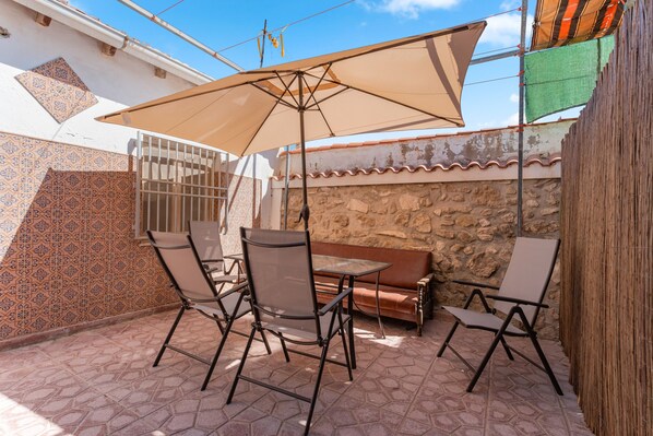 Outdoor dining - Holiday Home 'Antique Spanish Villa' with Private Terrace, Wi-Fi and Air Conditioning (Guardamar del Segura)
