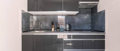 Refrigerador, microondas, placa de cocina, cafetera/tetera