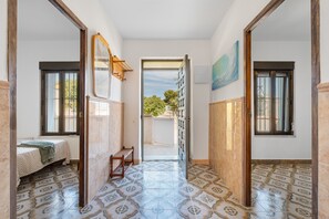 3 bedrooms, WiFi, bed sheets - Holiday Home 'Antique Spanish Villa' with Private Terrace, Wi-Fi and Air Conditioning (Guardamar del Segura)