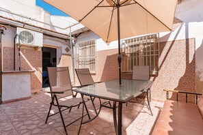Outdoor dining - Holiday Home 'Antique Spanish Villa' with Private Terrace, Wi-Fi and Air Conditioning (Guardamar del Segura)