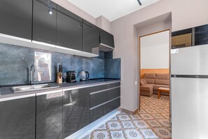 Køleskab, mikrobølgeovn, kogeplade, kaffe-/temaskine