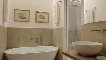Chambre Double Luxe, 1 grand lit, salle de bains privée, vue ville | Salle de bain