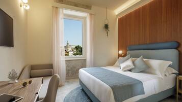 Habitación Deluxe doble, 1 cama de matrimonio, baño privado, vistas a la ciudad | Caja fuerte, escritorio, espacio para trabajar con un portátil