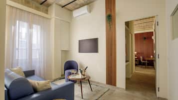 Suite Deluxe, 1 très grand lit et 1 canapé-lit, coin cuisine, vue cour intérieure | Vue sur la cour