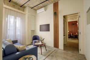 Deluxe Suite, 1 King Bed with Sofa bed, Kitchenette, Courtyard View | Courtyard view
