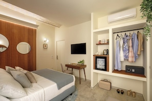 Doppia Senior, 1 letto queen, bagno privato, vista cortile | Cassaforte in camera, una scrivania, postazione laptop, tende oscuranti