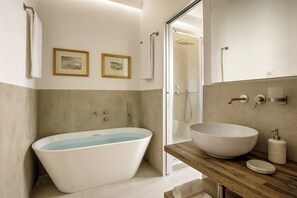 Kostenlose Toilettenartikel, Haartrockner, Handtücher, Seife