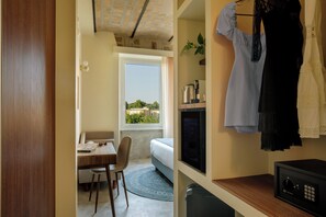 Habitación de lujo doble, 1 cama de matrimonio, baño privado, vistas a la ciudad | Caja fuerte, escritorio, espacio para trabajar con un portátil