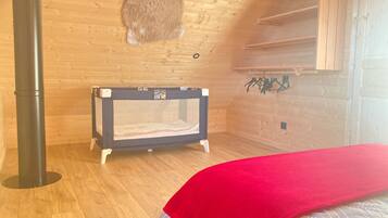 2 bedrooms, iron/ironing board, WiFi