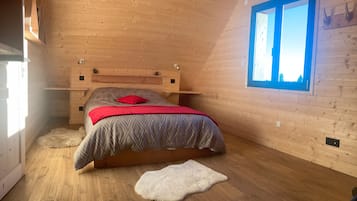 2 bedrooms, iron/ironing board, WiFi