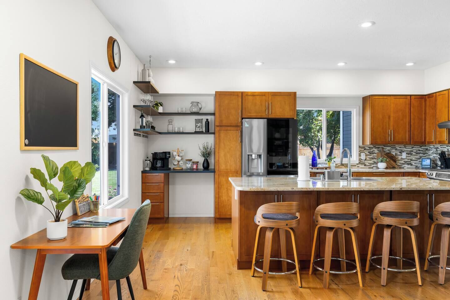 Jääkaappi, mikroaaltouuni, uuni, liesi