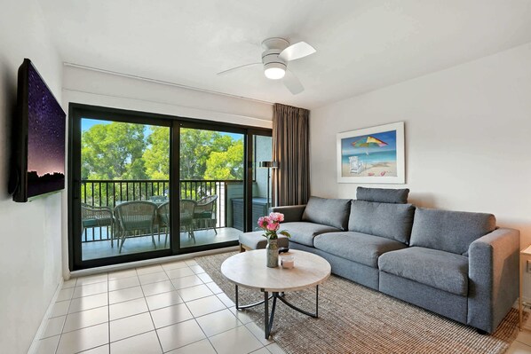 TV, offices - I-352 - Beautiful Lake Views- Walk to Amenities (Naples)