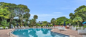 Beautiful Lake Views- Walk to Amenities