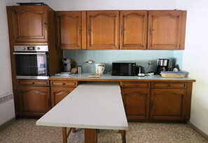 Microondas, horno, placa de cocina, lavavajillas