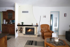 Televisión, chimenea