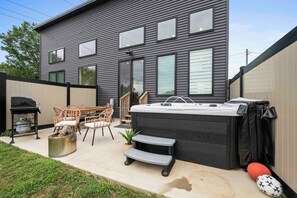 Outdoor dining - Hot Tub, 3BR for 10, Near Ark, Private Parking (Dry Ridge)