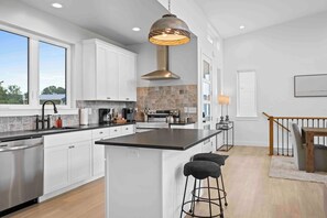 Fridge, microwave, oven, stovetop - Hot Tub, 3BR for 10, Near Ark, Private Parking (Dry Ridge)