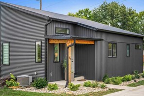 Exterior - Hot Tub, 3BR for 10, Near Ark, Private Parking (Dry Ridge)