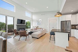 Unclassified image, 4 of 31, button - Hot Tub, 3BR for 10, Near Ark, Private Parking (Dry Ridge)