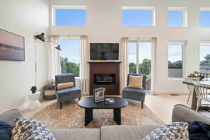 Televisión y chimenea 