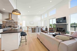 Unclassified image, 2 of 49, button