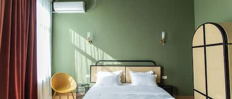 Deluxe-Doppelzimmer, 1 King-Bett | Zimmersafe, Schreibtisch, laptopgeeigneter Arbeitsplatz