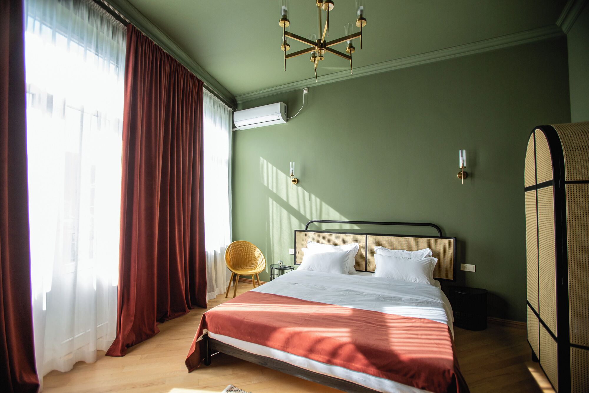 Habitación Deluxe doble, 1 cama de matrimonio grande | Caja fuerte, tabla de planchar con plancha, wifi gratis