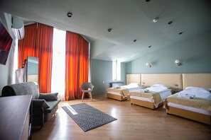 三人房 | 客房内保险箱、办公桌、笔记本电脑工作区、熨斗/熨板