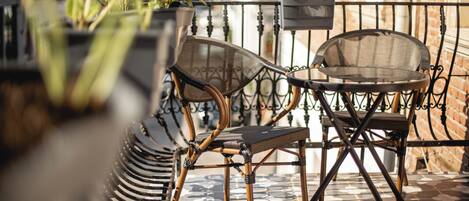 Kahden hengen deluxe-huone, 1 suuri parisänky | Terassi/patio
