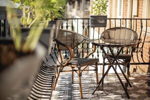 Deluxe-herbergi með tvíbreiðu rúmi - 1 stórt tvíbreitt rúm | Verönd/útipallur