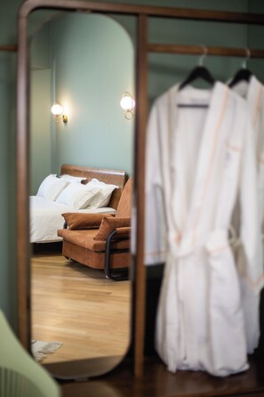 Chambre Double Deluxe, 1 très grand lit | Coffres-forts dans les chambres, fer et planche à repasser