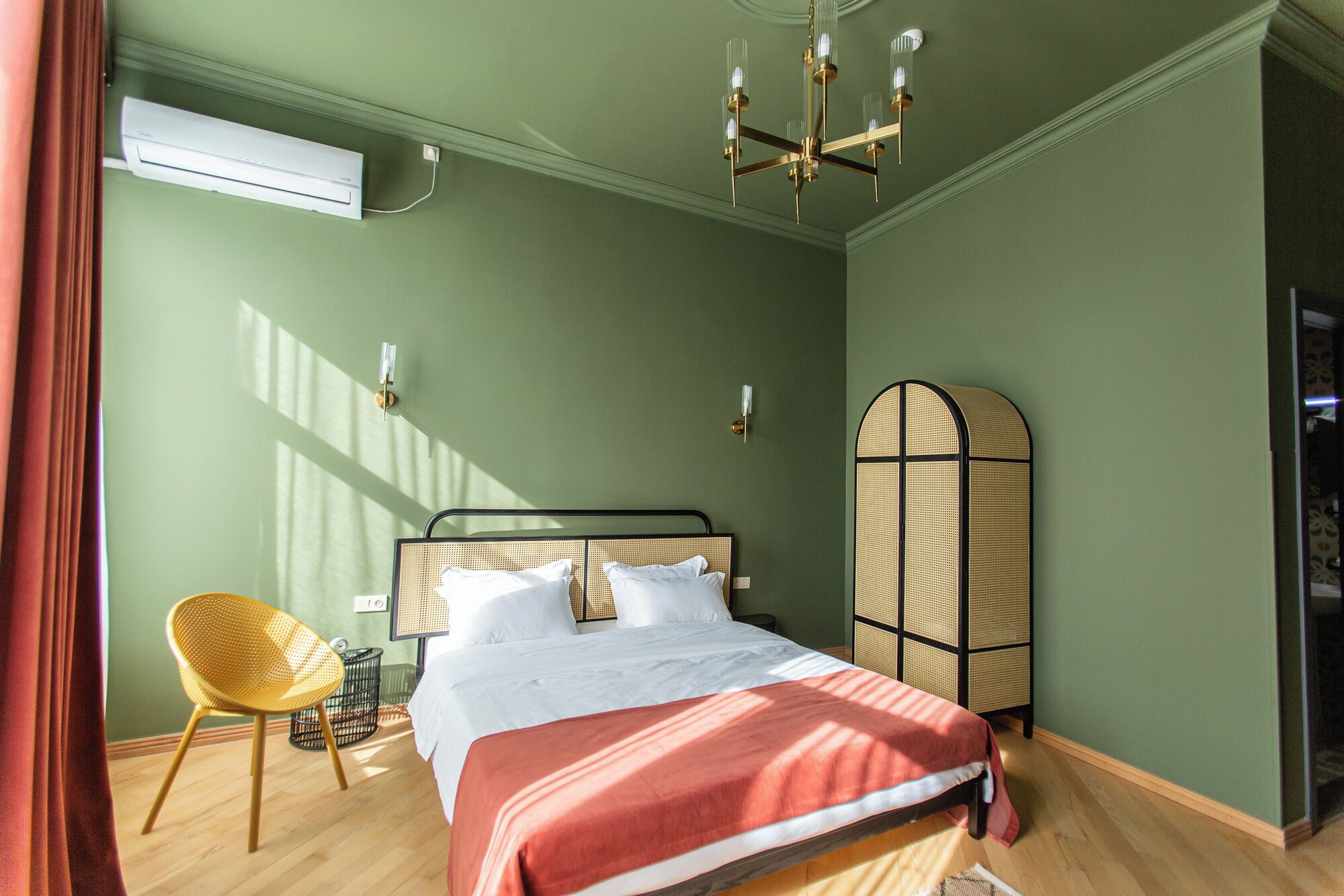 Chambre Double Deluxe, 1 très grand lit | Coffres-forts dans les chambres, fer et planche à repasser