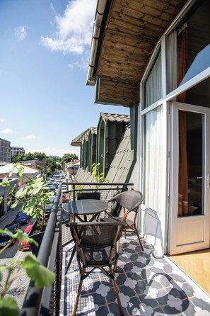 Triple Room | In-room safe, desk, laptop workspace, iron/ironing board