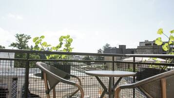 Habitación triple estándar, 3 camas individuales | Caja fuerte, escritorio, espacio para trabajar con un portátil