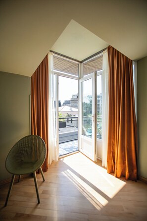 Quarto casal luxo, 1 cama King | Cofres nos quartos, escrivaninha, espaço de trabalho para notebook