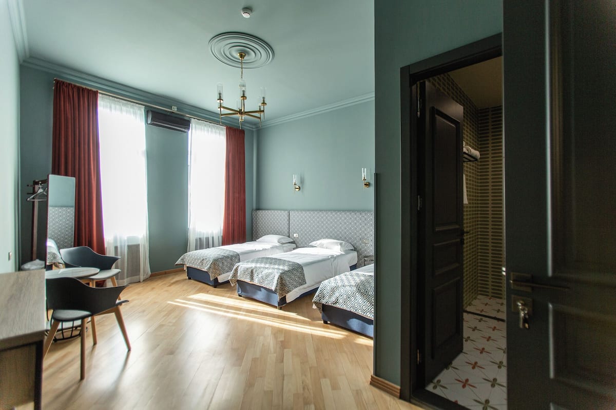 Safe på rommet, skrivebord og skrivebord for bærbar PC