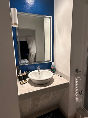 免费洗浴用品、毛巾、肥皂、洗发水