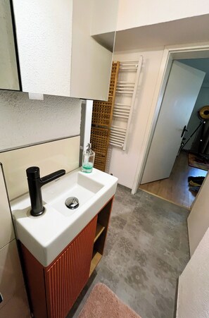 Een douche, een haardroger, handdoeken, zeep