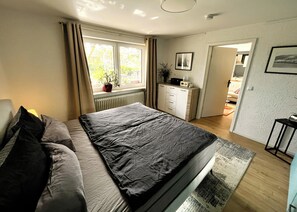 1 slaapkamer, een strijkplank/strijkijzer, wifi, beddengoed