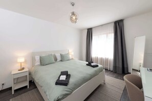 3 bedrooms, desk, iron/ironing board, WiFi