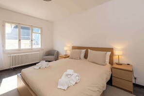 3 bedrooms, desk, iron/ironing board, WiFi