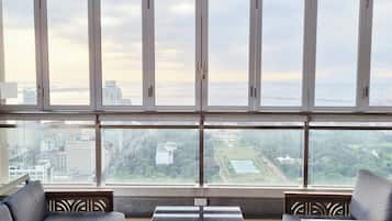 Condo, 2 Bedrooms, Accessible, Balcony | Living room | Books