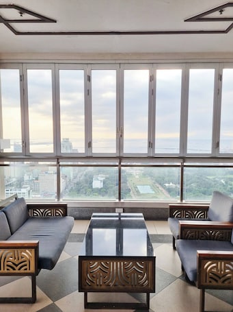 Condo, 2 Bedrooms, Accessible, Balcony | Living room | Books