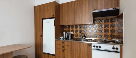 Kühlschrank, Ofen, Herdplatte, Kochgeschirr/Geschirr/Besteck