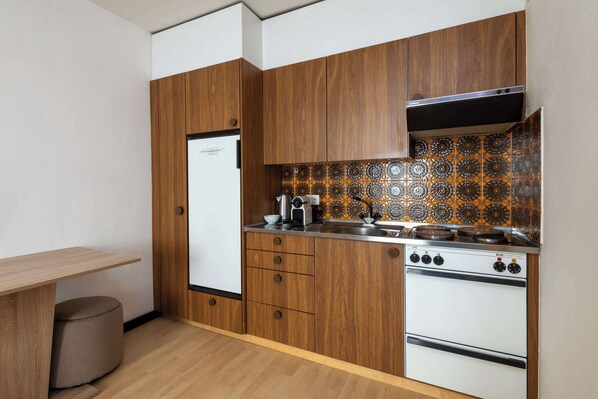 Fridge, oven, stovetop, cookware/dishes/utensils