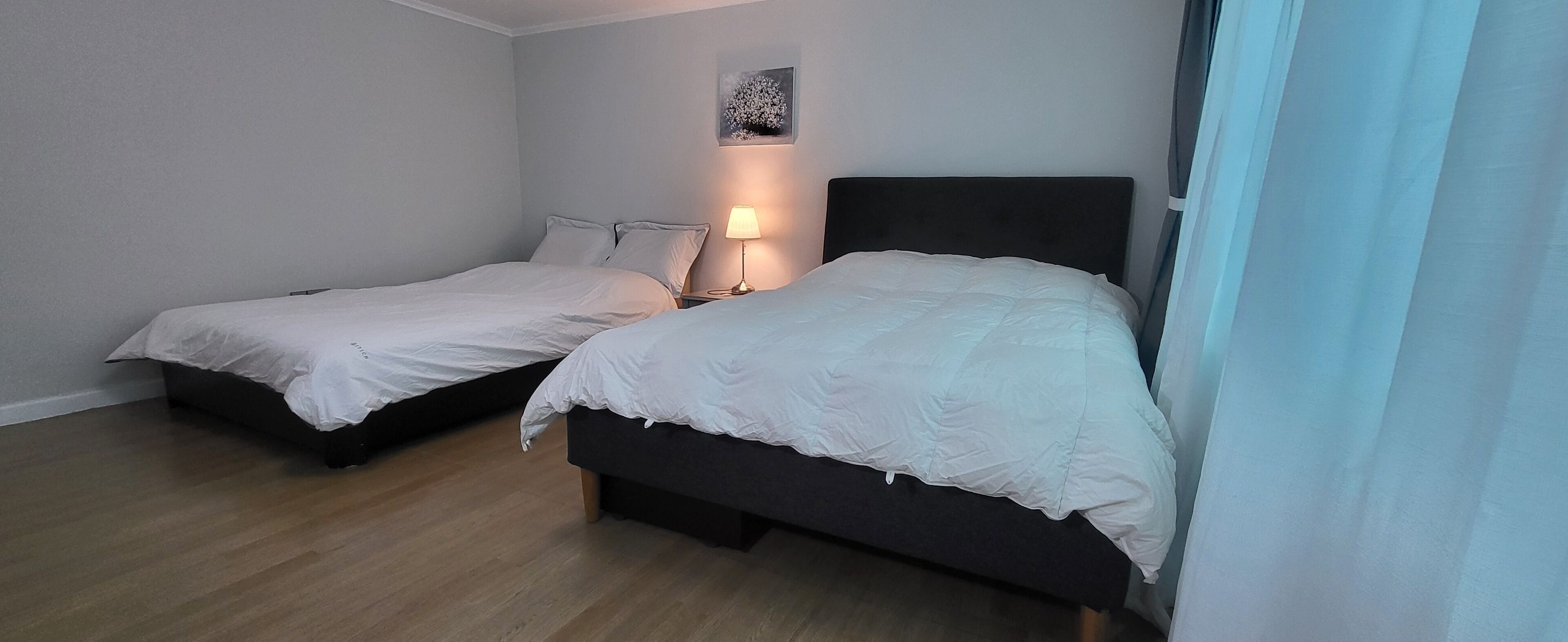 2 soverom, skrivebord, strykejern/-brett og reiseseng for barn