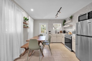 Microondas, placa de cocina y papel de cocina