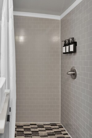 Dusche, Haartrockner, Bidet, Handtücher